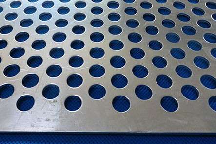 不(bú)鏽鋼沖孔網(wǎng)在化工業的(de)重要性