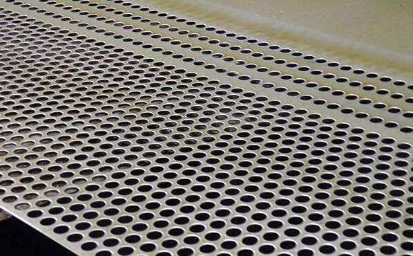 鋼闆沖(chòng)孔網在沖孔(kǒng)的時候要注(zhu)意的問題