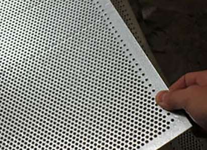 不鏽(xiù)鋼沖孔網在(zai)化工業的重(zhòng)要性