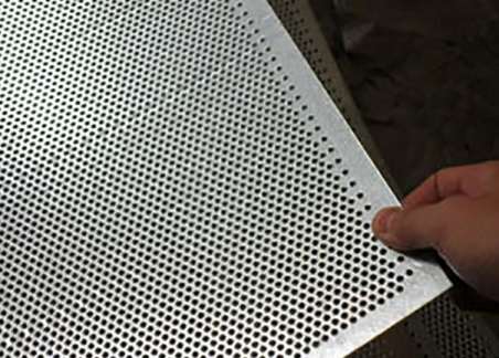 不(bu)鏽鋼沖(chong)孔網在(zài)沖孔操(cao)作中應(yīng)避免哪(nǎ)些問題(ti)