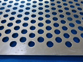 如何做好(hao)沖孔網表面拉絲(si)處理