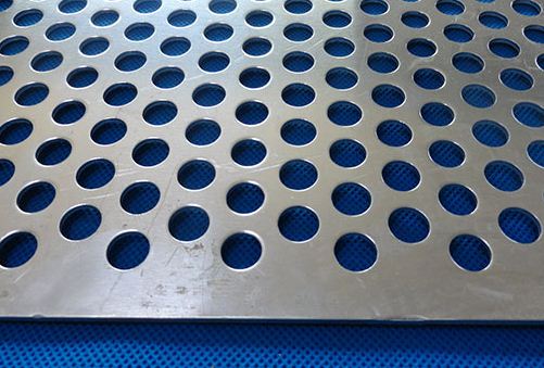 防止不(bú)鏽鋼沖(chong)孔網制(zhì)品拉伸(shēn)開裂的(de)方法