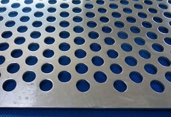 如何保證不(bú)鏽鋼沖孔網(wang)的平整度