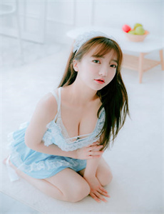 翁公咬着小娇乳H边走边欢视频